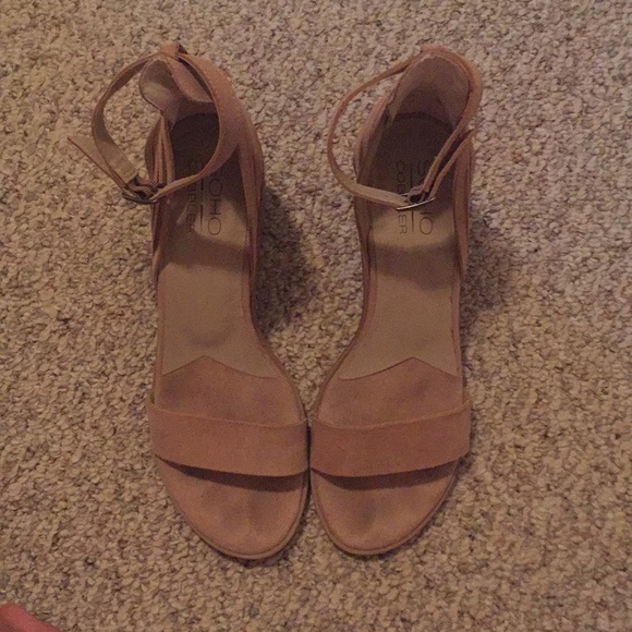 Gorgeous summer ankle strap nude suede low heels - Picture 2 of 4